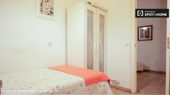 Se alquila habitación en piso de 4 dormitorios en Madrid - MADRID