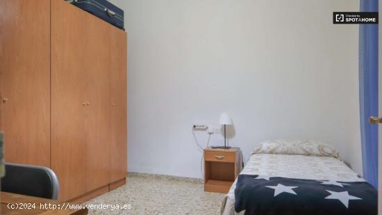 Se alquila habitación en piso de 4 dormitorios en Madrid - MADRID