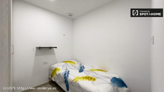 Se alquila habitación en piso de 4 dormitorios en Barcelona - BARCELONA