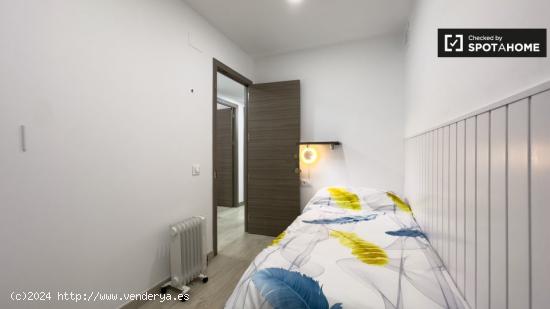 Se alquila habitación en piso de 4 dormitorios en Barcelona - BARCELONA