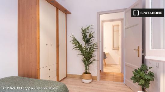 Se alquila habitación en piso de 6 habitaciones en Barcelona - BARCELONA