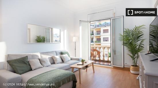 Se alquila habitación en piso de 6 habitaciones en Barcelona - BARCELONA