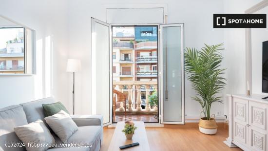 Se alquila habitación en piso de 6 habitaciones en Barcelona - BARCELONA