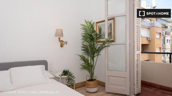 Se alquila habitación en piso de 6 habitaciones en Barcelona - BARCELONA