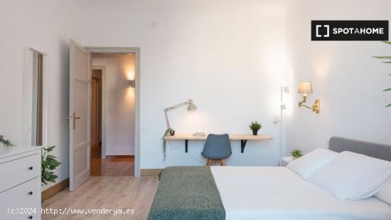 Se alquila habitación en piso de 6 habitaciones en Barcelona - BARCELONA