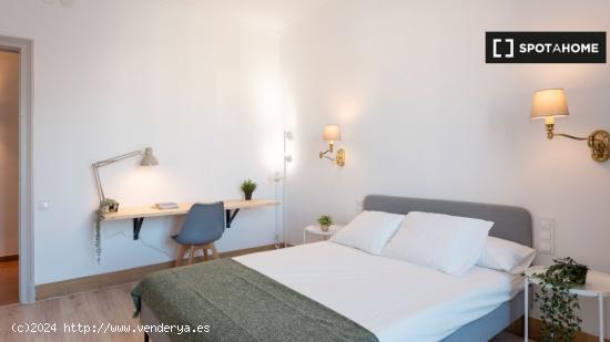 Se alquila habitación en piso de 6 habitaciones en Barcelona - BARCELONA