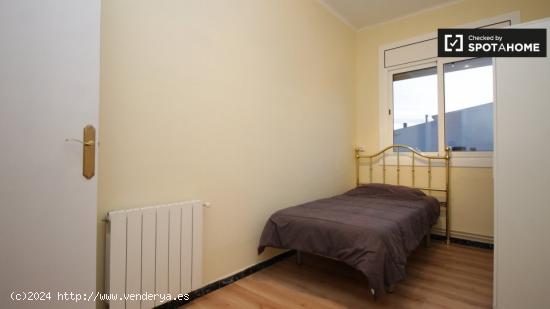 Habitación bien amueblada en alquiler en un apartamento de 3 dormitorios en Poblenou - BARCELONA