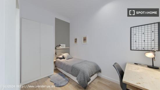 Se alquila habitación en piso de 7 habitaciones en Barcelona - BARCELONA