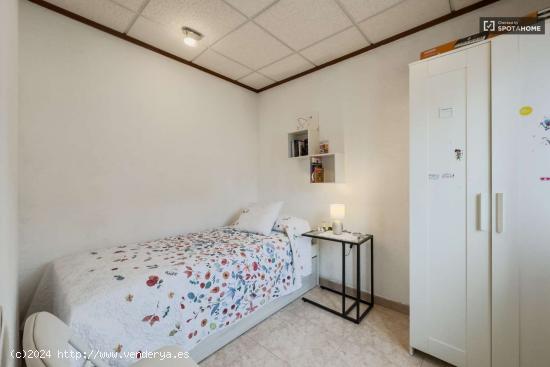 Se alquila habitación en piso compartido en Barcelona - BARCELONA