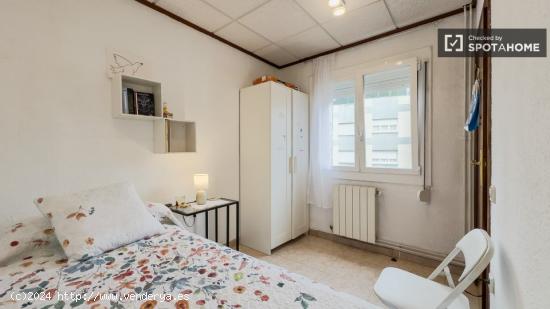 Se alquila habitación en piso compartido en Barcelona - BARCELONA