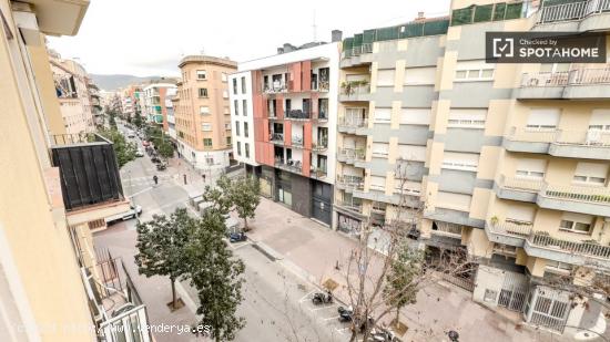 Se alquila habitación en piso compartido en Barcelona - BARCELONA