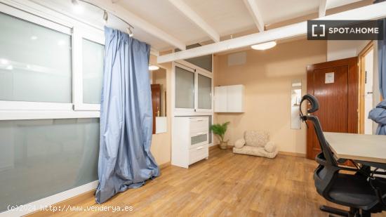 Se alquila habitación en piso compartido en Barcelona - BARCELONA