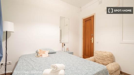 Se alquila habitación en piso compartido en Barcelona - BARCELONA