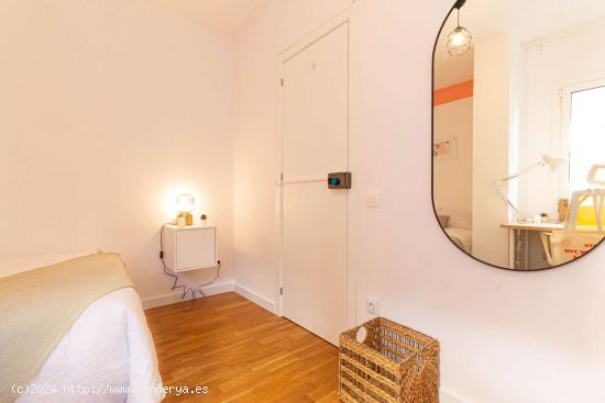 Se alquila habitación en piso compartido en Barcelona - BARCELONA