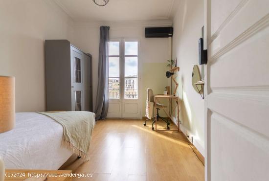  Alquiler de habitaciones en piso de 6 habitaciones en Eixample - BARCELONA 