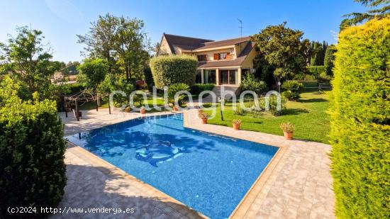  ¡Espectacular chalet independiente esquinero con 2206m2 de parcela! - VALENCIA 