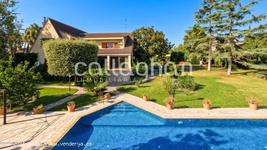 ¡Espectacular chalet independiente esquinero con 2206m2 de parcela! - VALENCIA