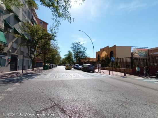 Garaje cerrado en Granada zona Zaidin, 12.80 m. de superficie. - GRANADA