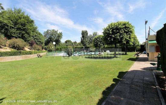 CHALET PAREADO CON GRAN JARDIN PLANTA CALLE , A 10 MINUTOS DEL CENTRO DE ZARAGOZA - ZARAGOZA