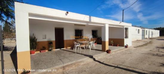 SE VENDE CASA DE CAMPO, CON 3 NAVES, ZONA PARTIDA DEL BOCH !!!! - ALICANTE