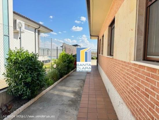 CASA EN VENTA CON 3 DORMITORIOS, 2 BAÑOS, 2 GARAJES Y PATIO EN MORALEJA DEL VINO, ZAMORA. - ZAMORA