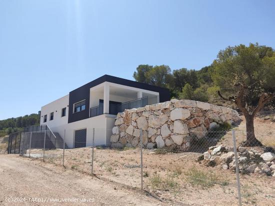 VILLA CON PISCINA EN UN CERRO AISLADO - MURCIA