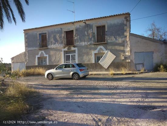 VENTA DE CASA CON TERRENO - MURCIA