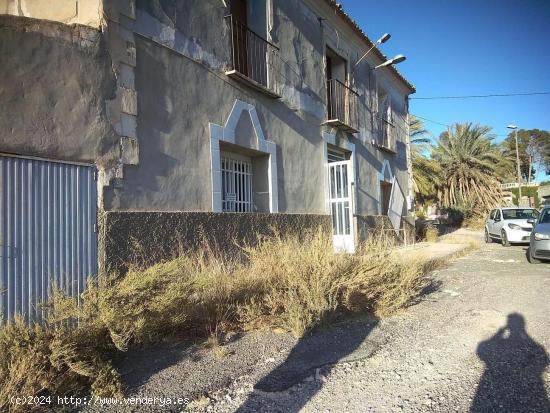 VENTA DE CASA CON TERRENO - MURCIA