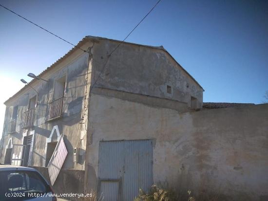 VENTA DE CASA CON TERRENO - MURCIA