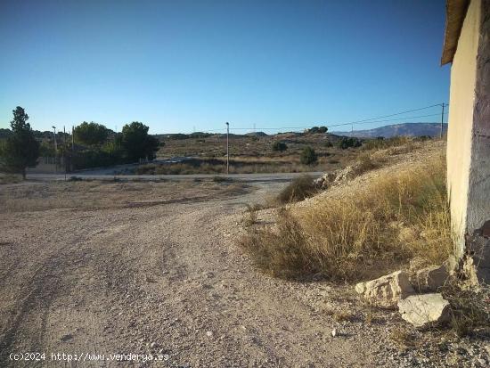 VENTA DE CASA CON TERRENO - MURCIA