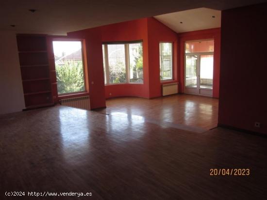 SE VENDE CHALET INDEPENDIENTE EN URB. EL MONTICO. NECESITA ALGUNAS REFORMAS. - LEON