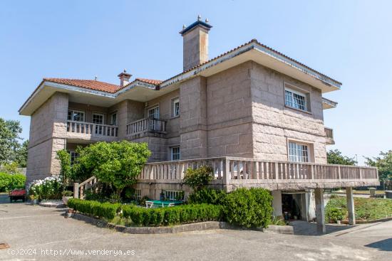 EXCLUSIVO CHALET CON GRAN PARCELA EN SANTIAGO - A CORUÑA