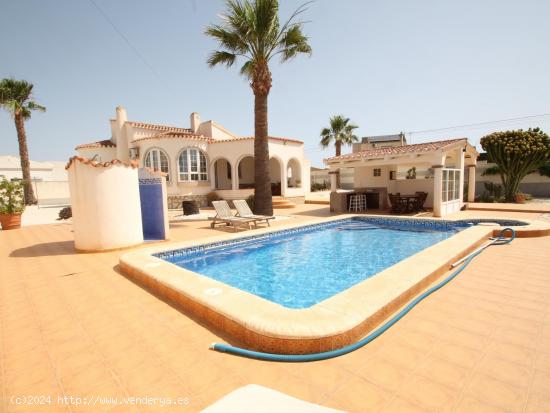  VILLA INDEPENDIENTE EN ESQUINA EN LA SIESTA - TORREVIEJA - ALICANTE 