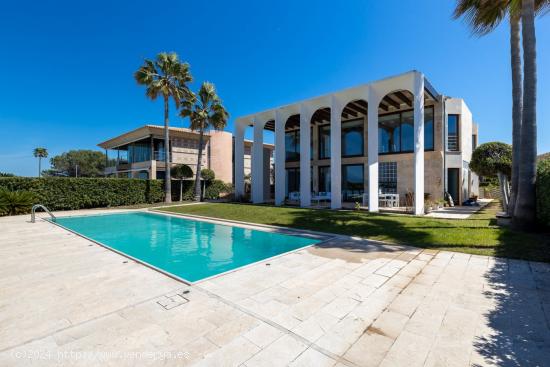 Villa en primera línea de mar, con espectaculares vistas, jardines y piscina - Son Verí Nou - BALE