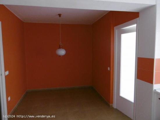 CASA AMPLIA CON VARIAS VIVIENDAS Y ALMACEN - CASTELLON