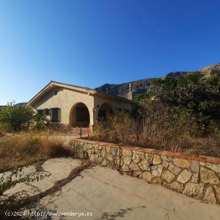 Chalet esquinero 20 x 30 de fachada, todo en una planta, comedor con chimenea, 3 dorm., 2 baños, co