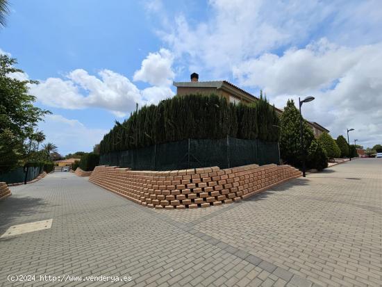 CHALET ADOSADO DE ESQUINA EN URBANIZACION PRIVADA - ALICANTE