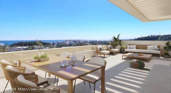 Ático de 3 dormitorios y 2 baños con solarium y vistas al mar. Estepona - MALAGA