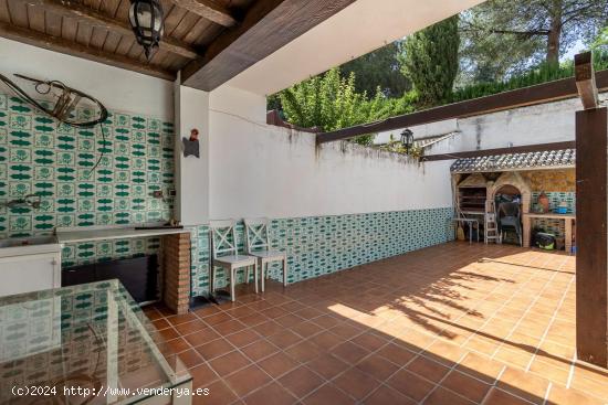 MARAVILLOSA CASA EN LÁCHAR CON 4 HABITACIONES, 4 BAÑOS, PISCINA Y AMPLIO GARAJE. - GRANADA