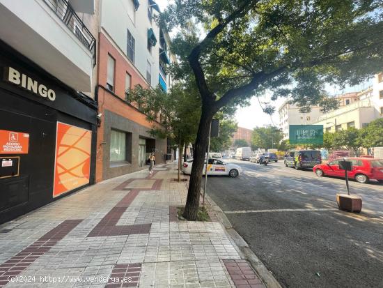 Local muy comercial en venta y alquiler en la Ronda Capuchinos - SEVILLA