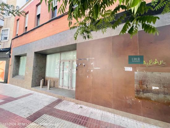 Local muy comercial en venta y alquiler en la Ronda Capuchinos - SEVILLA