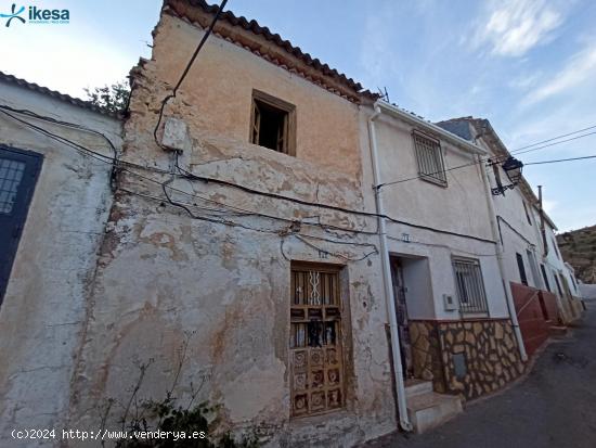 Casa a reformar de 4 habitaciones - GRANADA