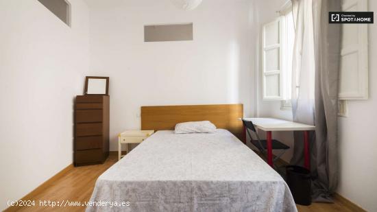  Habitación amueblada con armario empotrado en un apartamento de 5 dormitorios, Salamanca - MADRID 