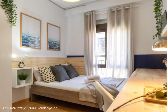  ¡Habitaciones en alquiler en un piso de 7 habitaciones en Madrid! - MADRID 