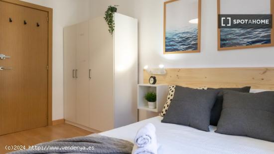 ¡Habitaciones en alquiler en un piso de 7 habitaciones en Madrid! - MADRID