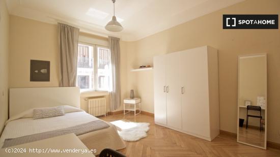 ¡Habitaciones en alquiler en un apartamento de 6 habitaciones en Madrid! - MADRID