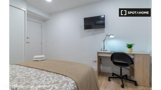 ¡Habitaciones en alquiler en un apartamento de 4 habitaciones en Madrid! - MADRID