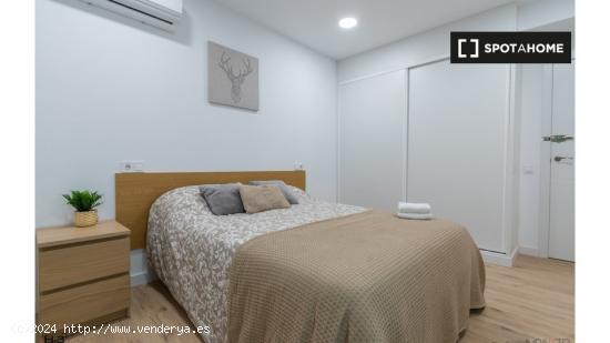 ¡Habitaciones en alquiler en un apartamento de 4 habitaciones en Madrid! - MADRID