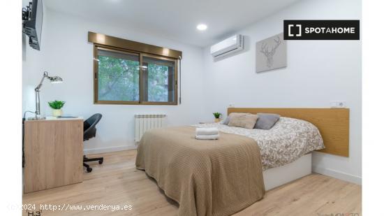 ¡Habitaciones en alquiler en un apartamento de 4 habitaciones en Madrid! - MADRID