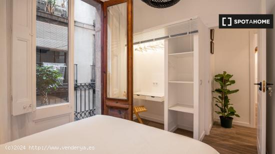 Se alquila habitación en piso de 5 dormitorios en Barrio Gótico - BARCELONA